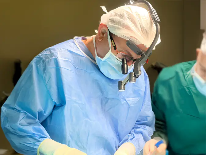 Prof. Dr. Mustafa Güler ameliyathanede operasyon anındayken